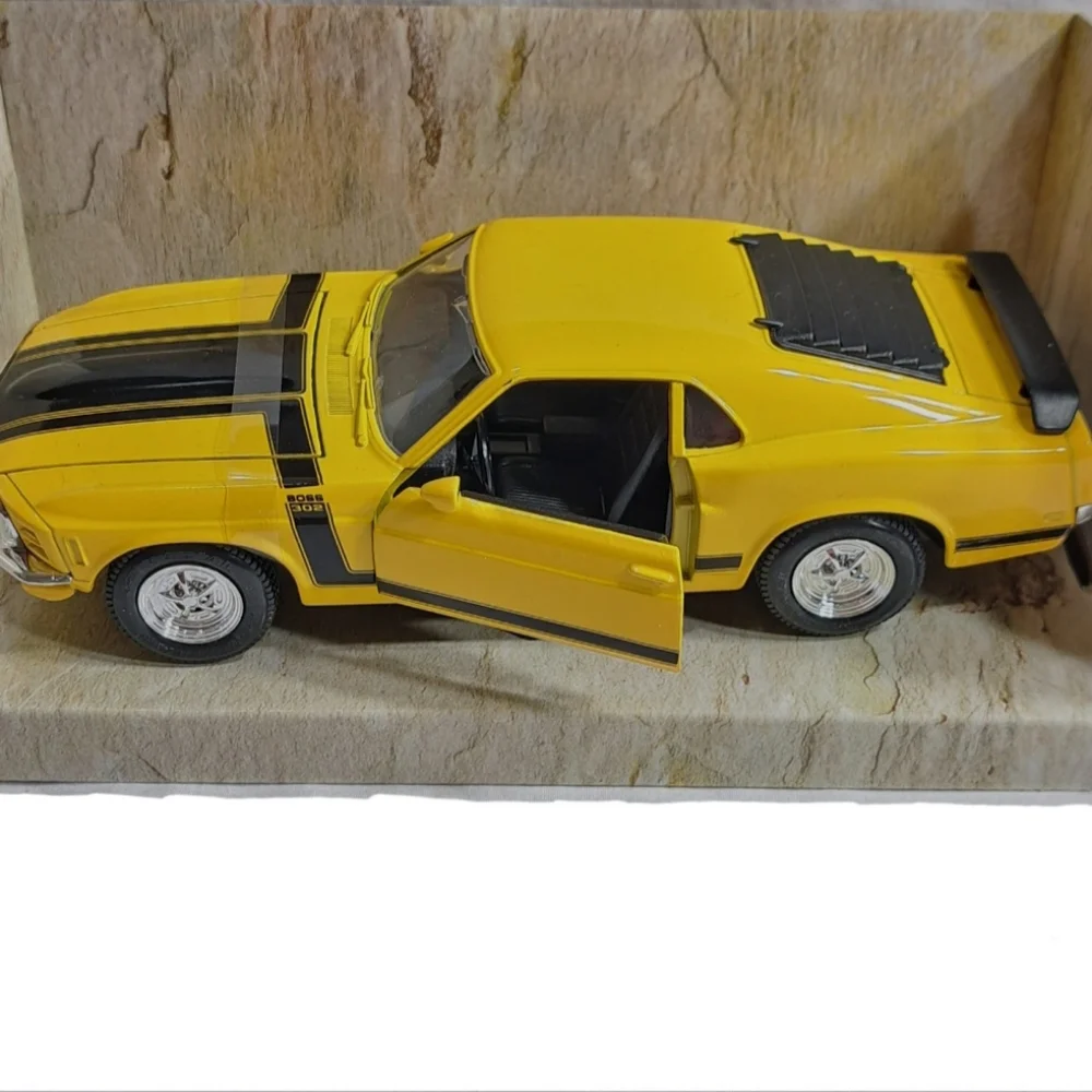 Maisto 1970  Ford‎ Boss Mustang Yellow & Black 302 1:24 Die-Cast